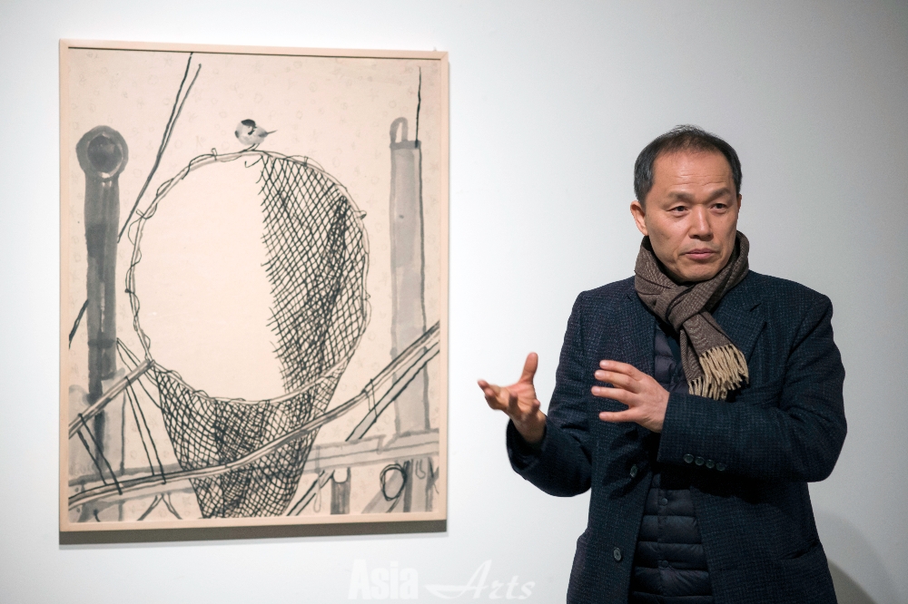 이번 개인전에서 작품 '포구는 반달 The Port is a Half Moon'을 설명하는 아티스트 김선두 / 사진=학고재