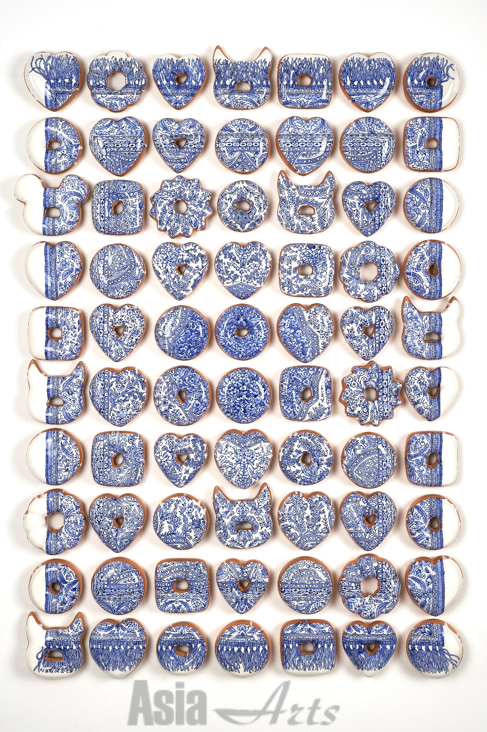 김재용, 청화새를 찾는 중 Finding Blue and White Bird, 2018, 세라믹, 언더글레이즈, 산화 코발트, 유약 Ceramic, under glaze, cobalt oxide, glaze, 119x82x3.8(d)cm / 사진=Courtesy of artist, 학고재 