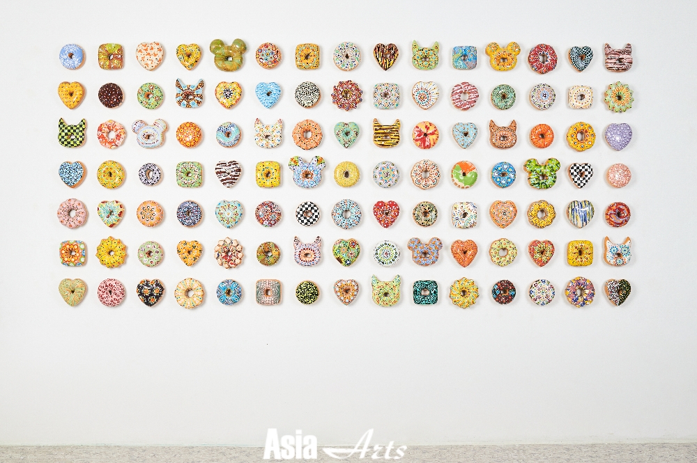 김재용, 도넛 매드니스!! Donut Madness!!, 2012-20, 세라믹, 언더글레이즈, 유약, 스와로브스키 크리스털 Ceramic, underglaze, glaze, Swarovski crystals, 가변크기 Dimensions variable / 사진=Courtesy of artist, 학고재 