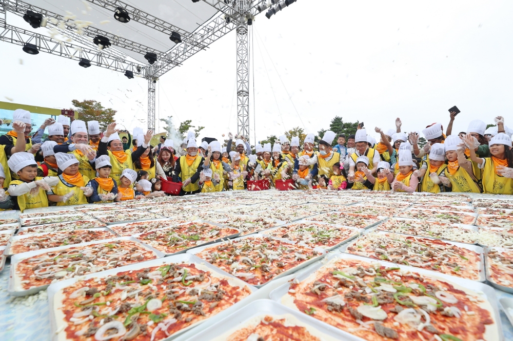 지난해 임실N치즈축제 일환으로 열린 ‘국가대표 왕피자 만들기’에 수많은 어린이와 부모들이 참여해 피자를 만들고 있다/사진=뉴스1