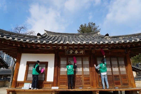 스타벅스가 지난 15일 대전 지역 파트너들과 함께 대전 동춘당 및 소대헌·호연재 고택 일대를 돌며 정화 활동을 전개했다. [사진=스타벅스]