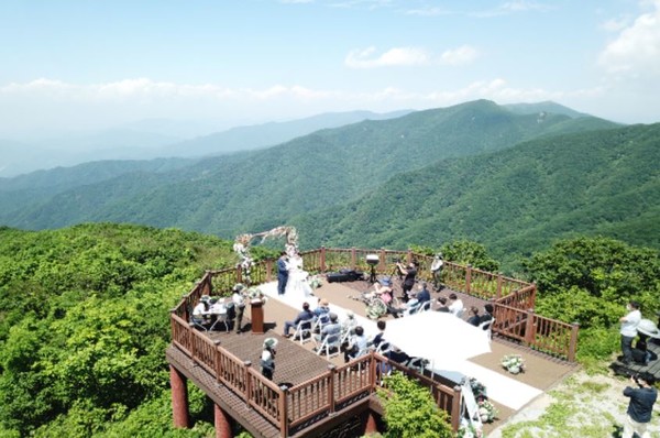 산상 결혼식 운영 장면(소백산 연화봉대피소)