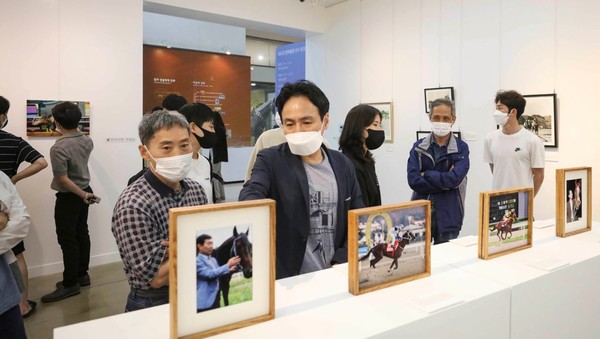 말박물관 특별전 관람중인 박태종 기수와 신형철 기수협회장