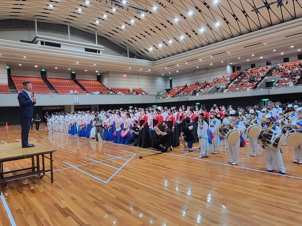 일본 현지에 위치한 금강학교에서 진행된 '금강학원제'에 참석한 최윤 회장(맨 왼쪽)이 축사를 하고 있다. [사진=OK금융그룹]