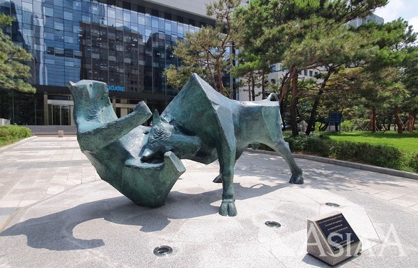 한국거래소 서울 사무소 정문에 위치한 세계 공통의 조형물 '황소와 곰(BULL&BEAR)' [사진=박대한 기자]