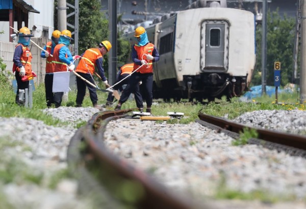 서울 용산구 서빙고역 코레일 직원들이 뜨거운 태양에 달궈진 선로 위에서 도상자갈을 보충하고 있는 모습(뉴스1 제공)