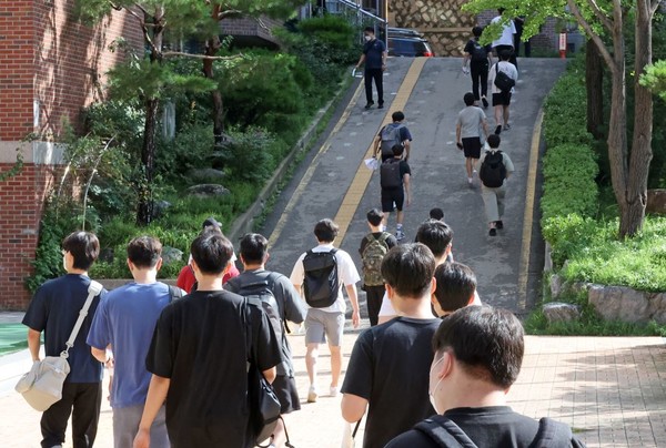 2022년 2차 경찰공무원 채용 필기시험이 실시된 20일 수험생들이 서울 서대문구 명지중·고등학교에 마련된 시험장으로 향하고 있다 (뉴스1 제공)