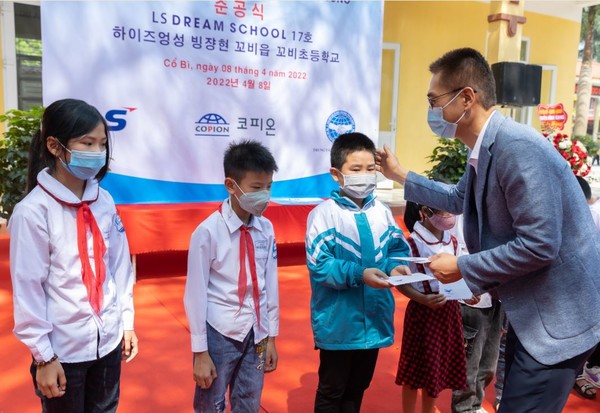 올해 4월 개최된 LS드림스쿨 17호 준공식에서 LS VINA 김종필 법인장이 베트남 초등학생에게 장학금을 수여하고 있다.