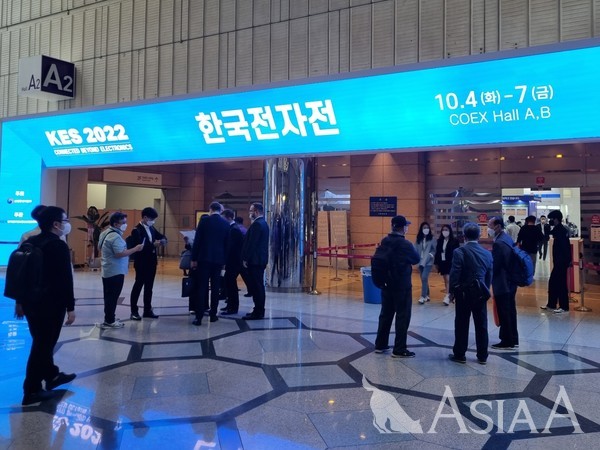 삼성전자와 LG전자가 4일부터 7일까지 서울 코엑스에서 열리는 ‘한국전자전(KES) 2022’에 참가해 고객 맞춤형 홈 서비스를 대거 선보였다. [사진=이조은 기자]