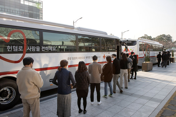 삼성 임직원들이 수원 삼성디지털시티에서 삼성 임원 기부로 제작된 신형 헌혈버스에 올라 헌혈에 참여하고 있는 모습 [사진=삼성전자]