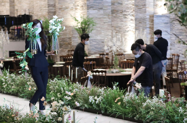 서울 한 예식장에서 직원들이 결혼식을 준비하고 있다. [사진=뉴스1]