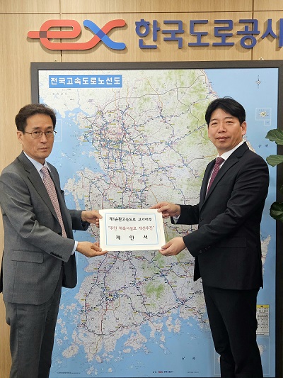 국민의힘 유제홍 부평(갑) 후보가 한국도로공사에 제안서를 전달하고 있다.(사진=유제홍 선거 캠프 제공)