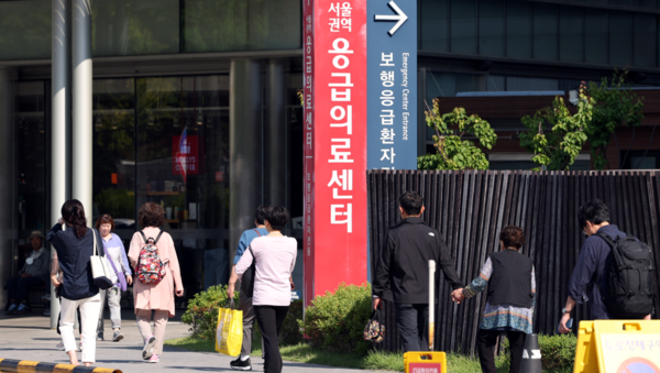 29일 서울 한 대학병원에서 환자와 보호자들이 이동하고 있다. [사진=뉴스1]