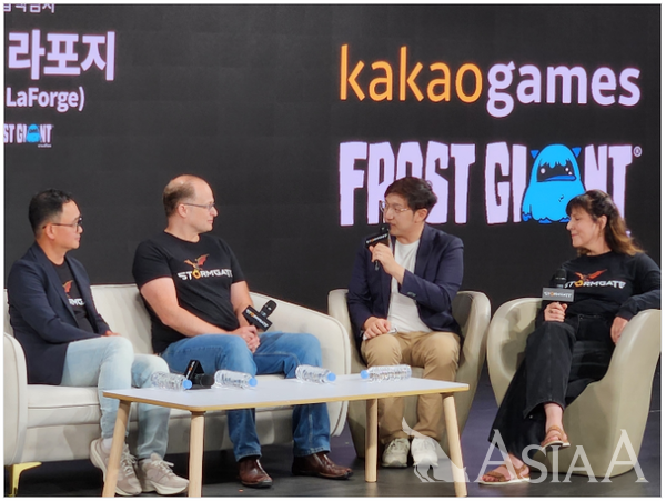 (왼쪽부터) 김상구 카카오게임즈 사업 본부장, 팀 모튼 프로스트 자이언트 대표, 카라 라포지 사업 책임자 [사진=강민수 기자]