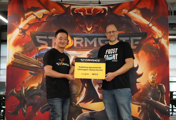 (왼쪽부터) 김상구 카카오게임즈 사업본부장, 팀 모튼 프로스트 자이언트 스튜디오 대표가 기념 촬영을 하고 있다. [사진=카카오게임즈]