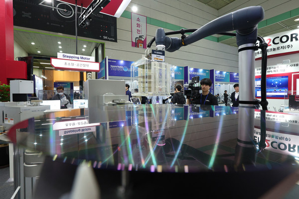 작년 10월 25일 서울 강남구 코엑스에서 열린 반도체대전에서 관람객들이 반도체 공정 로봇 자동화 솔루션을 살펴보고 있다. [사진=뉴스1]