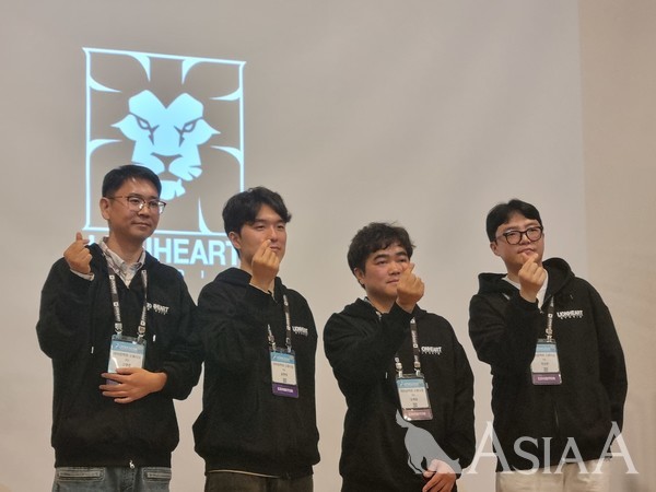 15일 지스타 2024 현장에서 진행된 미디어 간담회에서 (왼쪽부터) 고영준 '발할라서바이벌' PD, 윤현태 '프로젝트 C' PD,  김재섭 '프로젝트 S' PD,  한상원 '프로젝트 Q' PD가 기념 촬영을 하고 있다. [사진=이준호 기자]