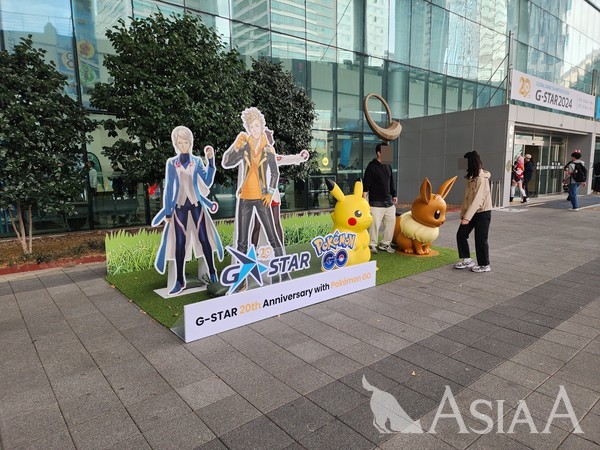 16일 지스타 2024가 열리는 부산 벡스코 제2전시장 입구에서 관람객들이 포켓몬스터 조형물과 사진 촬영을 하고 있다. [사진=이준호 기자]
