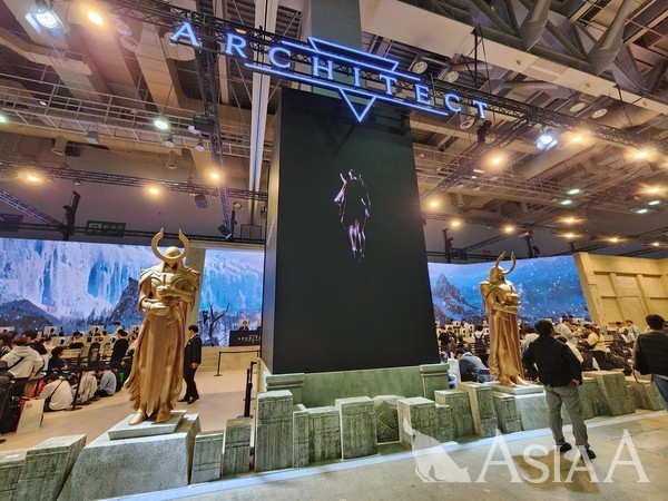 16일 지스타 2024 B2C관 제2전시장 하이브IM '아키텍트' 부스에서 관람객들이 시연을 하고 있다. [사진=이준호 기자]