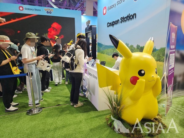16일 지스타 2024 나이언틱 부스에서 관람객들이 포켓몬 고 굿즈 수령을 위해 대기하고 있다. [사진=이준호 기자]