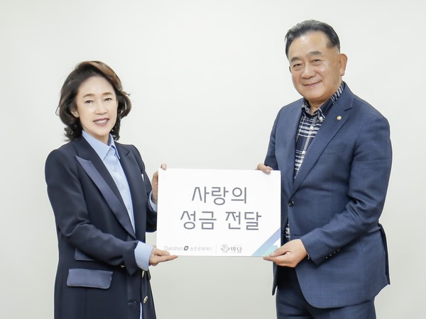 이어룡 대신파이낸셜그룹 회장(왼쪽)과 한상길 사회복지법인 마당 대표(오른쪽) [사진=대신파이낸셜그룹]