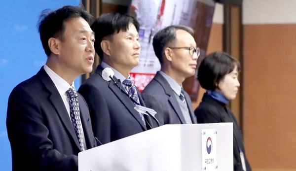 이상주 국토교통부 국토도시실장이 27일 세종시 정부세종청사 국토교통부 브리핑실에서 1기 신도시(분당·일산·평촌·중동·산본) 선도지구 지정 내용을 발표하고 있다.[사진 =뉴스1]