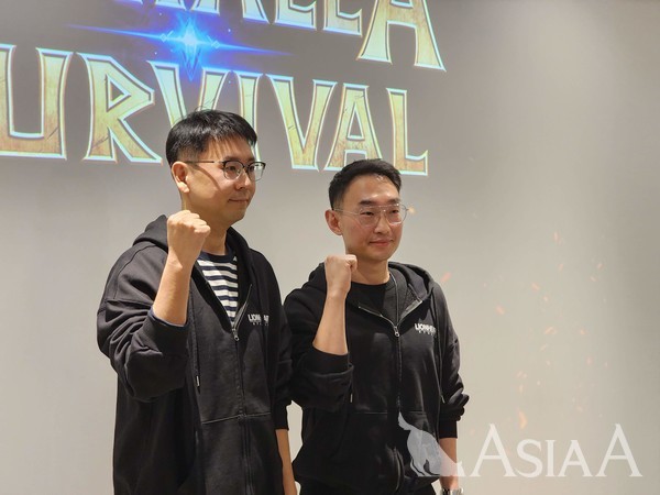 고영준 개발 총괄 PD와 박용혁 사업팀장이 14일 경기도 성남시 분당구 판교테크원타워에서 진행된 미디어 인터뷰를 마치고 기념 촬영을 하고 있다. [사진=이준호 기자]