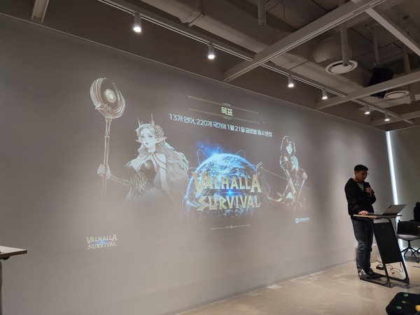 고영준 라이온하트 스튜디오 발할라 서바이벌 개발 총괄 PD가 14일 경기도 성남시 분당구 판교테크원타워에서 진행된 미디어 인터뷰에서 발표하고 있다. [사진=이준호 기자]