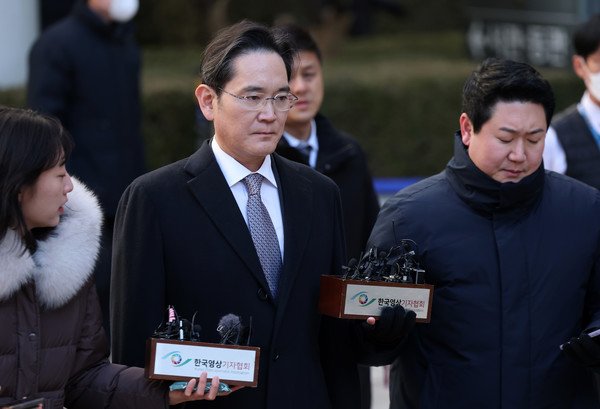 이재용 삼성전자 회장이 지난 3일 오후 서울 서초구 서울고등법원에서 열린 '경영권 불법 승계' 의혹 자본시장과금융투자업에관한법률위반등 항소심 선고공판에서 무죄를 선고받은 후 법정을 나서고 있다. [사진=뉴스1]