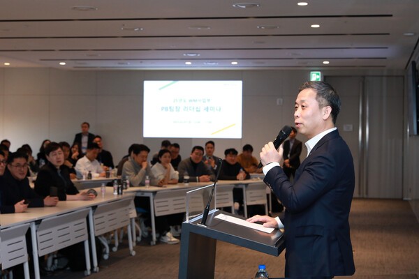 윤병운 사장이 7일 서울 여의도 NH투자증권 본사에서 PB팀장들에게 인사말하고 있다.[사진=NH투자증권]