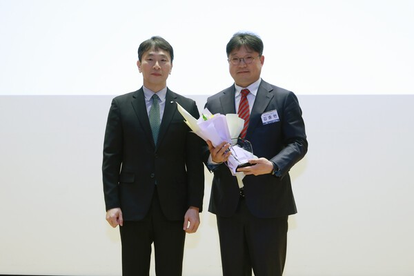 김중현 메리츠화재 대표(오른쪽), 이복현 금융감독원장(왼쪽) [사진=메리츠화재]