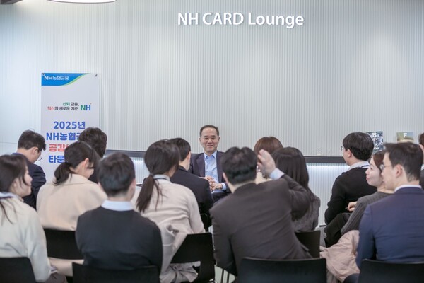 이찬우 회장은 서울 종로구 소재 농협은행 카드라운지에서 타운홀미팅을 통해 직원들의 의견을 듣고 있다. [사진=NH농협금융지주]
