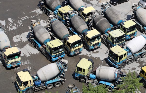 경기 안양시의 한 레미콘 공장에 레미콘 차량들이 분주하게 움직이고 있다. (뉴스1 제공)