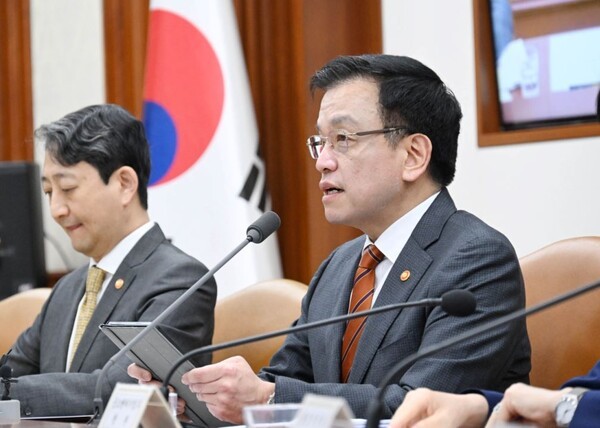 최상목 대통령 권한대행 부총리 겸 기획재정부 장관이 19일 정부세종청사에서 열린 '국정현안관계장관회의 겸 경제관계장관회의 겸 산업경쟁력강화관계장회의'에서 발언하고 있다. [사진 = 뉴스1]