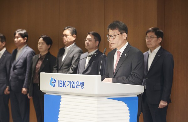 김성태 IBK기업은행장이 사과문 및 쇄신 계획을 발표하는 모습 [사진=IBK기업은행]