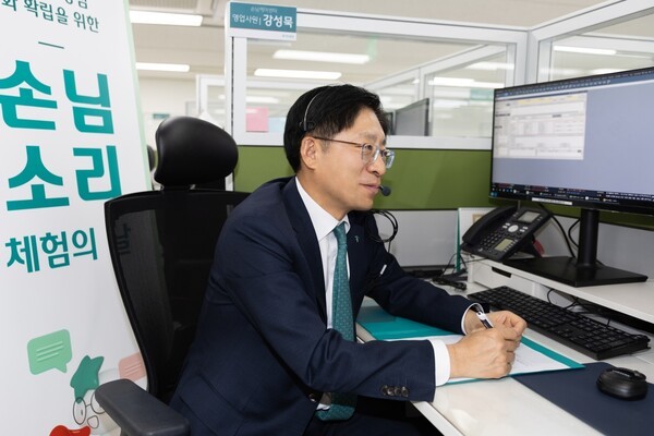 강성묵 하나증권 대표이사가 손님 소리 체험의 날에 참여해 손님과 상담하고 있다. [사진=하나증권]