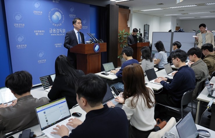 금감원에서 홈플러스·MBK 등 자본시장 현안 관련 브리핑을 하고 있다[사진=뉴스1]