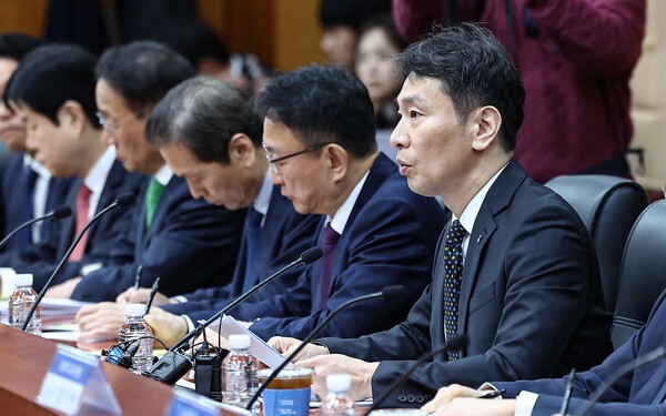 이복현 금융감독원장이 10일 서울 영등포구 금융투자협회에서 열린 '금융감독원장-자산운용사 CEO 간담회'에 참석해 모두발언을 하고 있다. [사진=뉴스1]