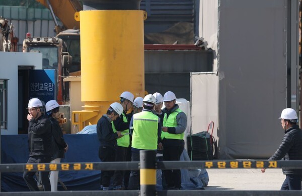 11일 오전 경기 광명시 일직동 신안산선 공사 현장 인근 오리로 양지사거리부터 안양 호현삼거리까지 오리로 1㎞ 구간이 통제되고 있다. [사진 = 뉴스1]