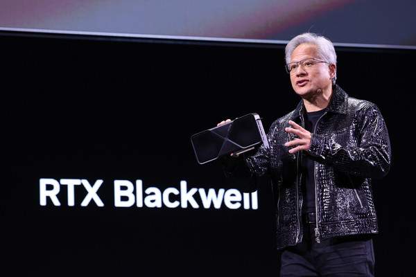 젠슨 황 엔비디아 최고경영자(CEO)가 세계 최대 IT(정보기술)·가전 전시회 'CES 2025' 개막을 하루 앞둔 6일(현지시간) 미국 네바다주 라스베이거스 만달레이베이 컨벤션센터에서 가진 기조연설에서 최신 인공지능(AI) 가속기 '블랙웰(Blackwell)'을 탑재한 지포스 RTX 50 시리즈 그래픽 카드를 공개하고 있다. [사진=뉴스1]