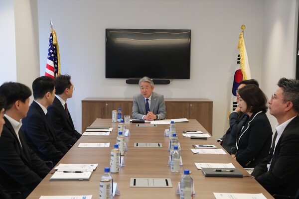 강호동 농협중앙회장이 미국 뉴욕 맨해튼에 위치한 농협은행 뉴욕지점을 방문해 직원들과 간담회를 실시하고 있다. [사진=농협금융지주]