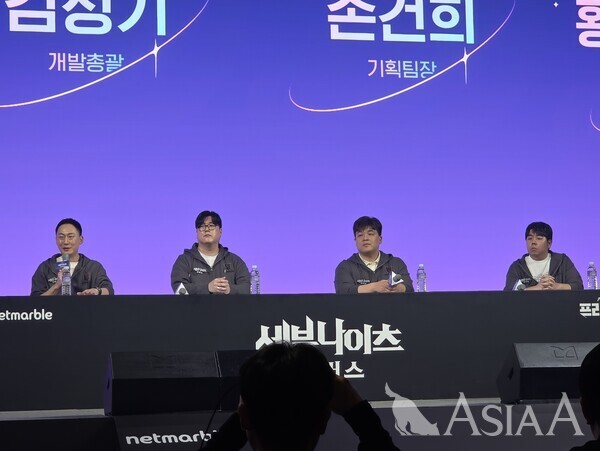 24일 지타워 컨벤션에서 진행된 '세븐나이츠 리버스' 프리뷰 데이에서 (왼쪽부터) 조성영 넷마블 사업본부장, 김정기 넷마블넥서스 개발총괄, 손건희 넷마블넥서스 기획팀장, 황해빛누리 넷마블넥서스 크리에이티브디렉터가 질의응답을 하고 있다. [사진=이준호 기자]