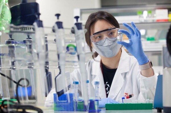 SK바이오사이언스 연구원이 mRNA 백신 개발 관련 실험을 진행하고 있다.