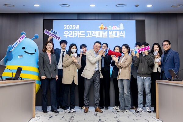 진성원 사장(왼쪽 다섯번째)과 고객패널들이 기념 사진을 촬영하고 있다. [사진=우리카드]