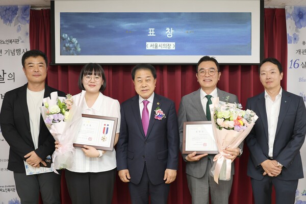 서울시의회 김용호 의원(왼쪽 세번째)과 김정훈 하나증권 FICC본부장(오른쪽 두번째), 하나증권 직원들이 기념촬영을 하고 있다