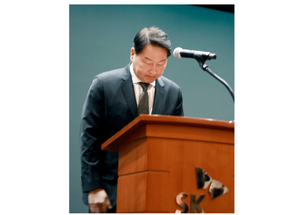 최태원 SK그룹 회장이 7일 서울 중구 을지로 SK텔레콤 사옥에서 열린 SKT 사이버 침해 사고 관련 데일리 브리핑에 참석해 대국민 사과를 하고 있다. [사진=SK텔레콤]