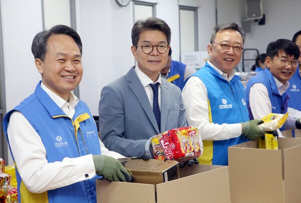 왼쪽부터 진옥동 신한금융그룹 회장, 정원오 성동구청장, 정상혁 신한은행장, 이영종 신한라이프 사장이 생필품 세트를 제작하고 있다. [사진=신한금융그룹]