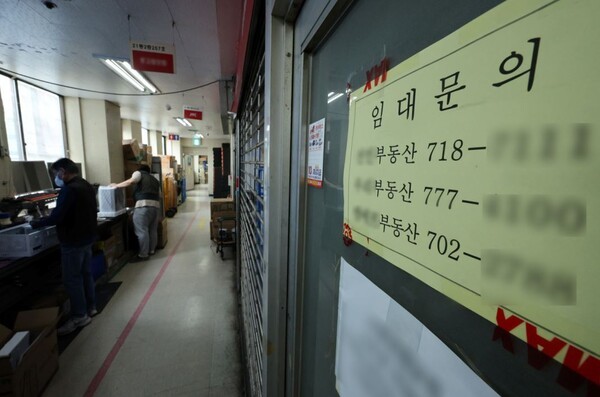 서울 용산구 한 전자상가에 임대 안내문이 붙어 있다. [사진 = 뉴스1]