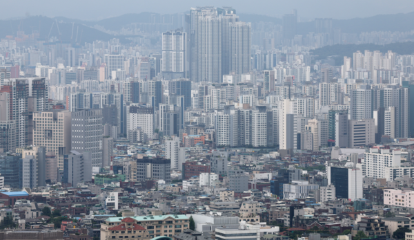 서울 남산에서 바라본 도심에 아파트 단지와 주택가가 보이고 있다. [사진=뉴스1]