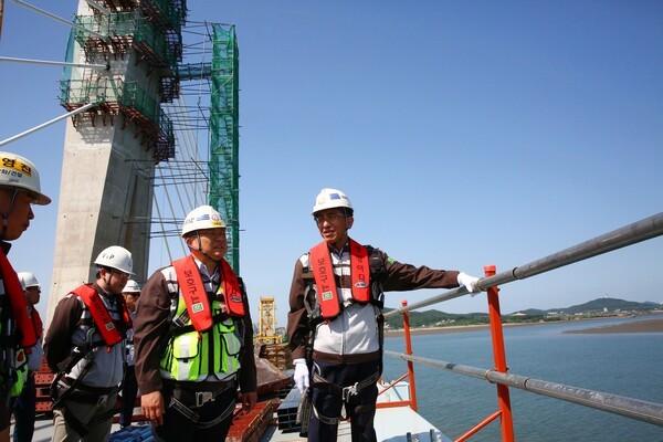 김승모 한화 건설부문 대표이사(우측 첫번째)가 제3연륙교 현장을 방문해 안전 시설물 설치 상태를 점검하고 있다. [사진=한화 건설부문 ]